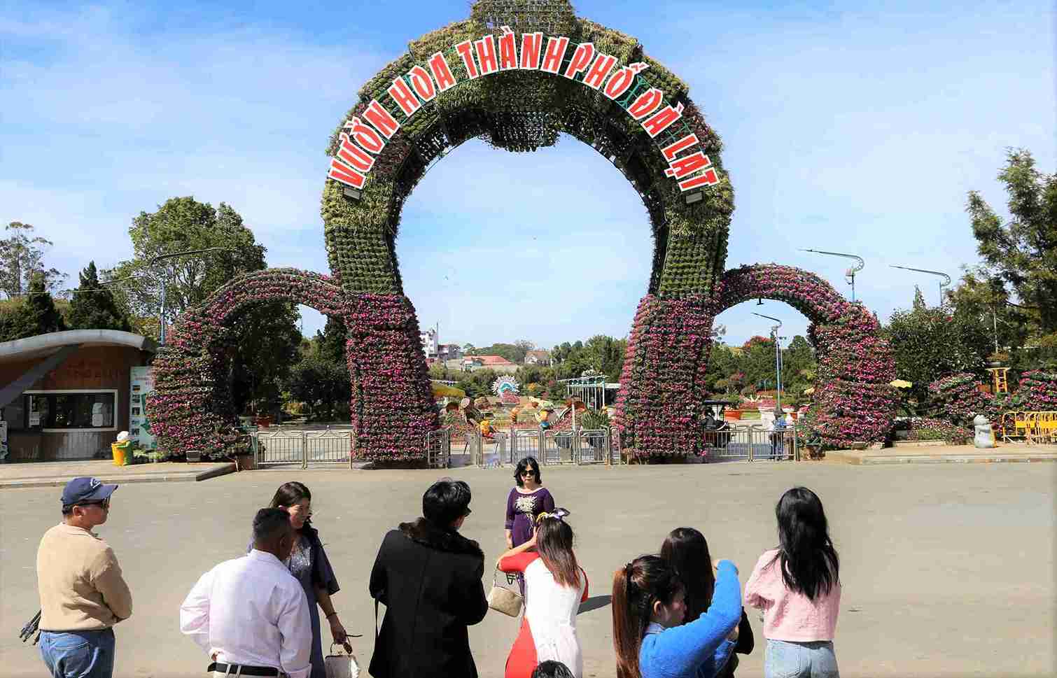 Giua trua nang, nhung nhieu du khach van den tham quan, chup hinh luu lai nhung khanh khac dang nho tai Vuon hoa Da Lat. Anh: Phuc Khanh 