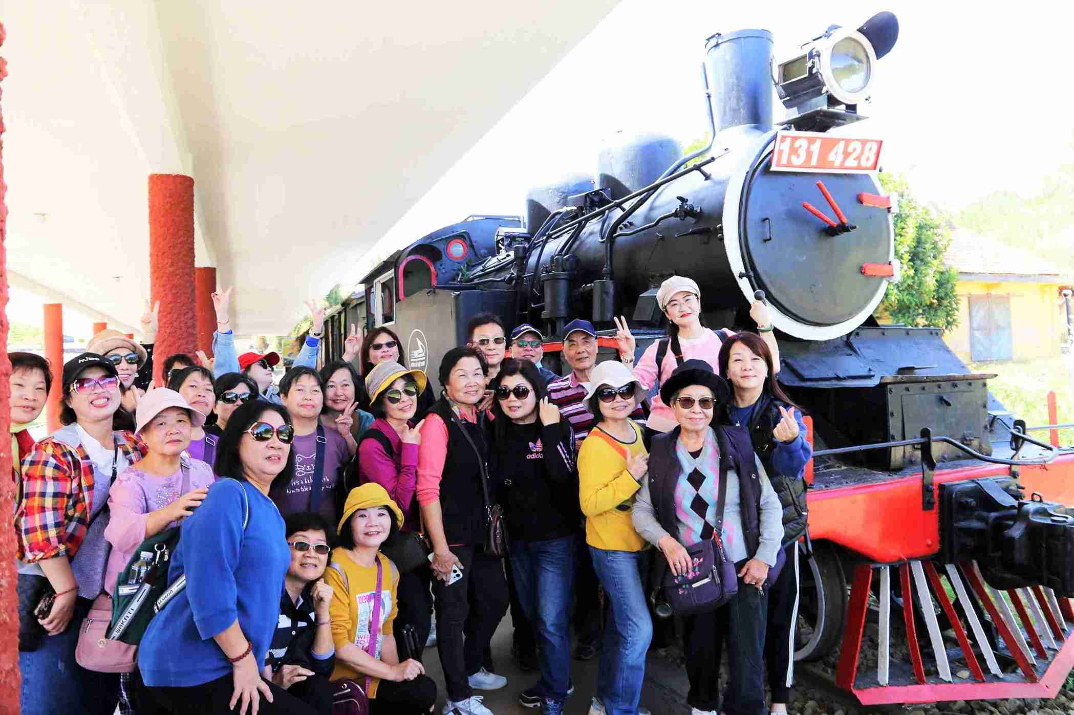 Du khach chup hinh tai Ga Da Lat vao trua 3.1. Anh: Phuc Khanh 