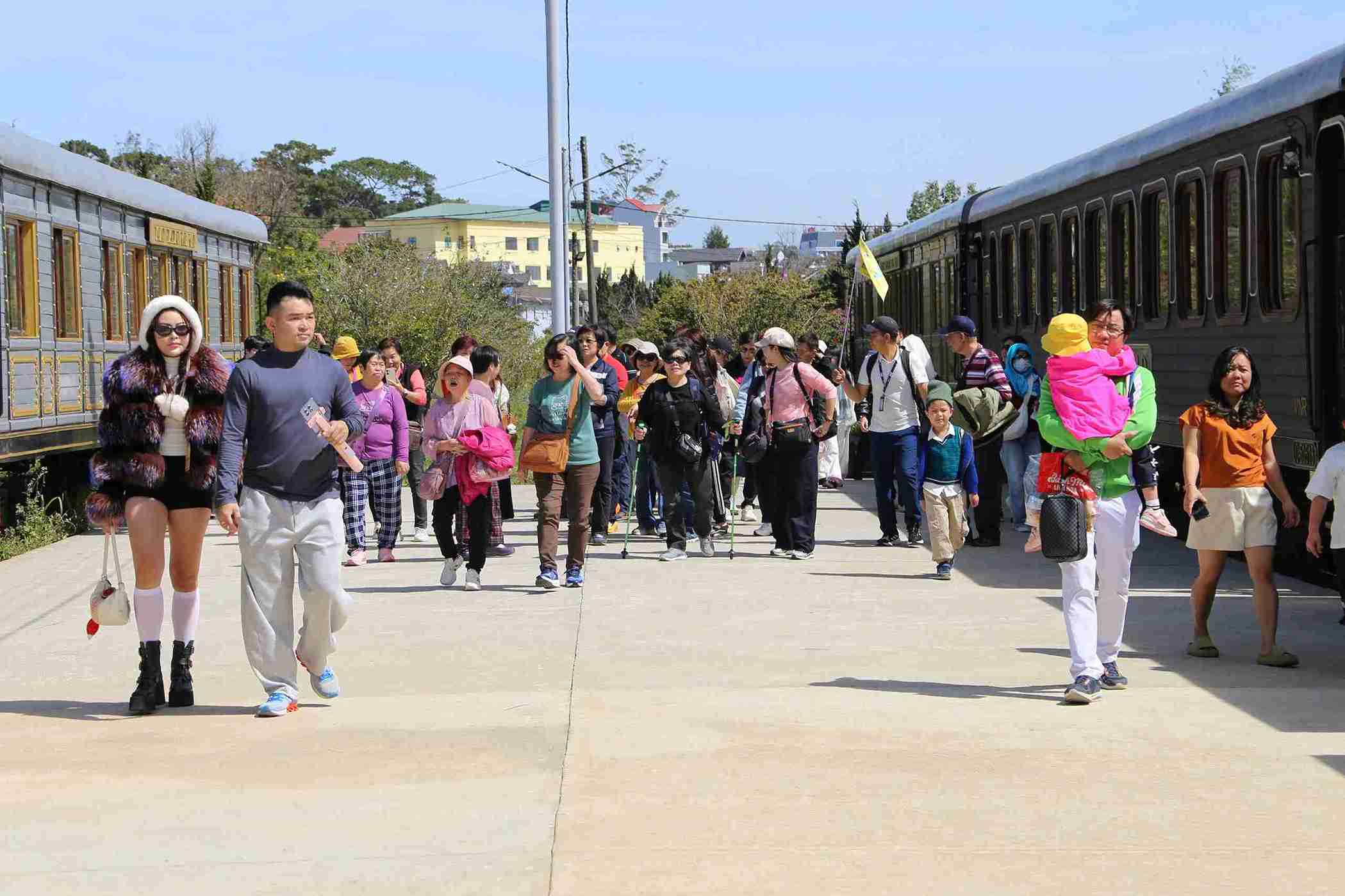 Ga Da Lat thu hut nhieu du khach den tham qua, vui choi trong ky nghi Tet Duong lich 2026. Anh: Phuc Khanh 