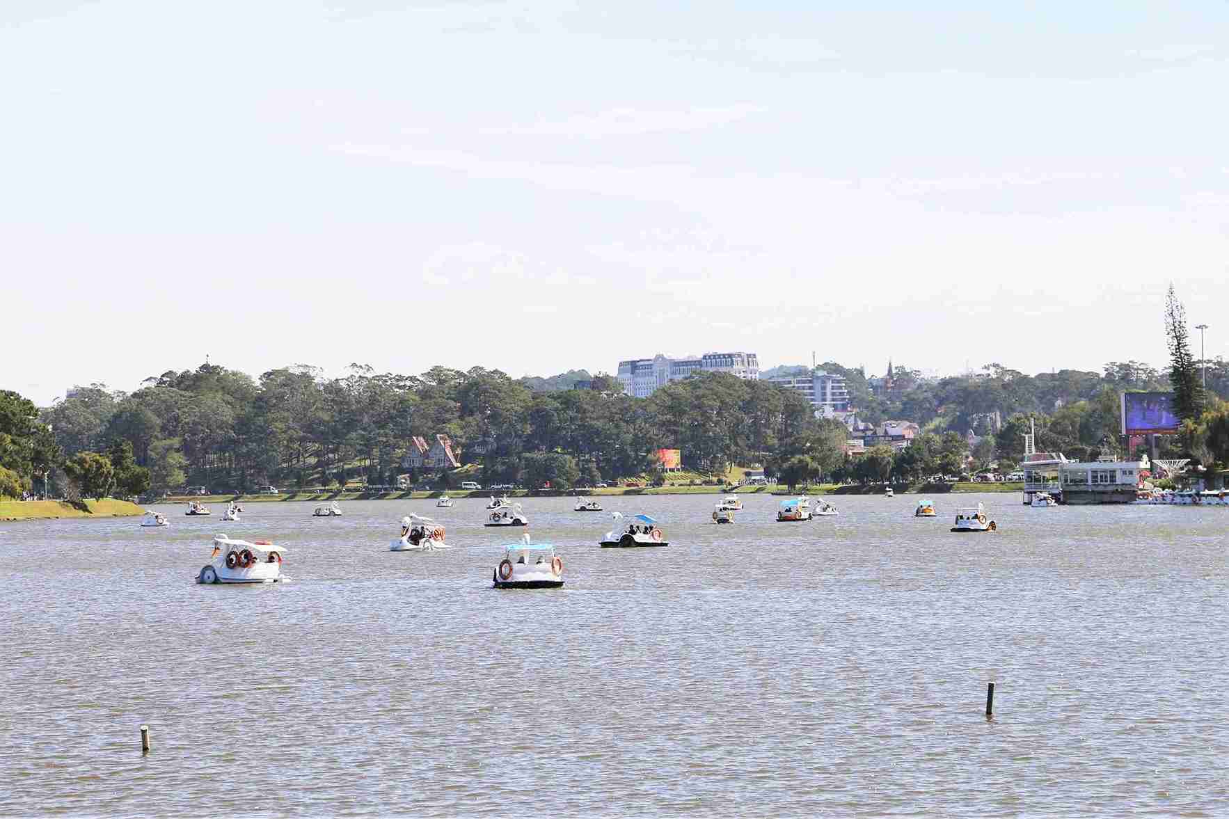 Dich vu dap vit tai Ho Xuan Huong kha dong duc vao trua 3.1. Anh: Phuc Khanh 