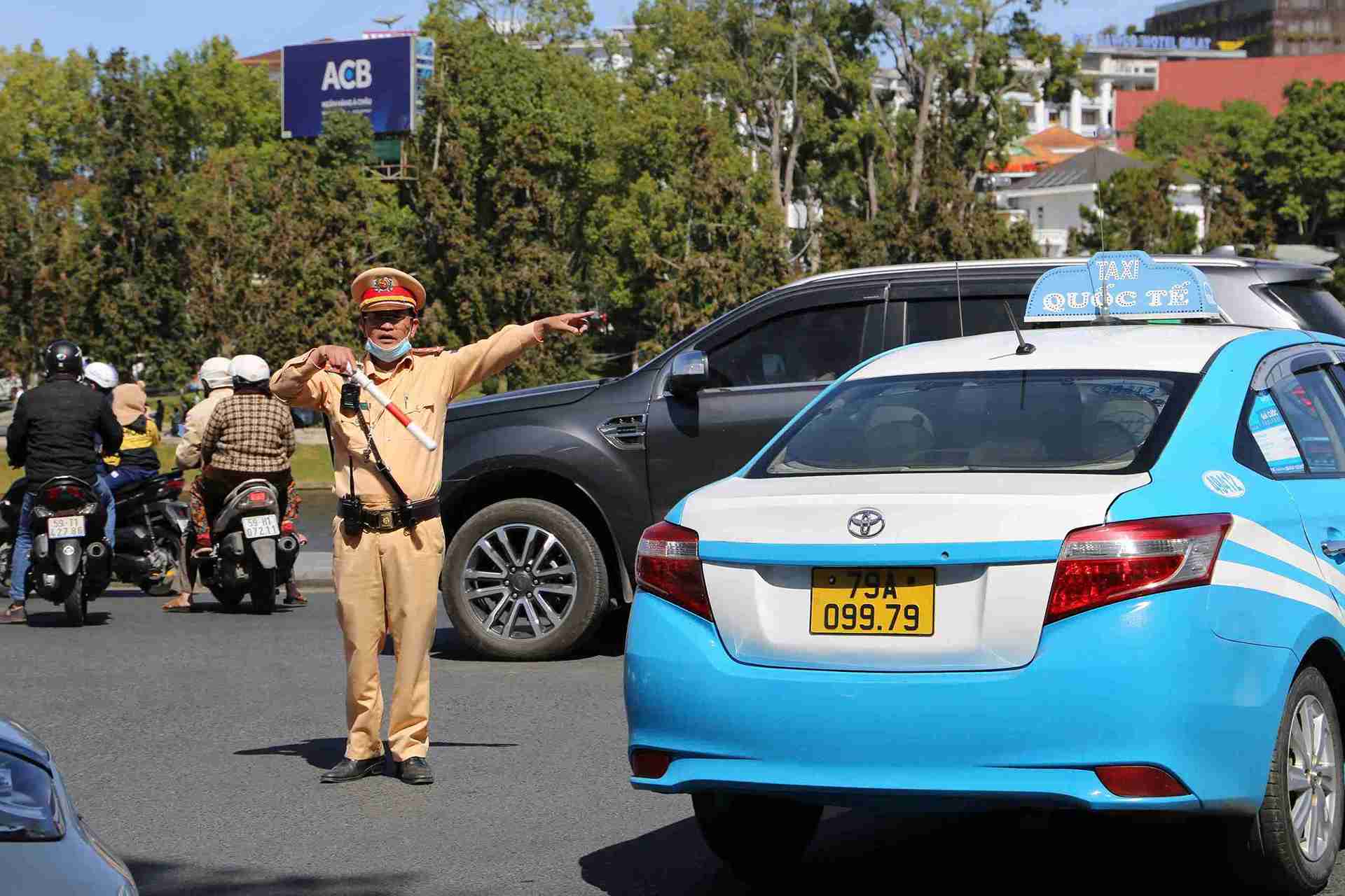 Luc luong Canh sat Giao thong doi nang dieu tiet giao thong tai vong xoay Cau Ong Dao (Ho Xuan Huong) vao trua 3.1. Anh: Phuc Khanh 