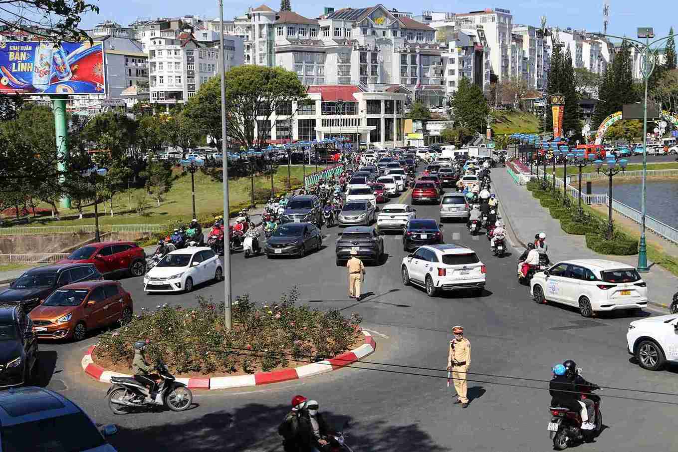 Da Lat streets are bustling on the 3rd day of the New Year holiday. Photo: Phuc Khanh
