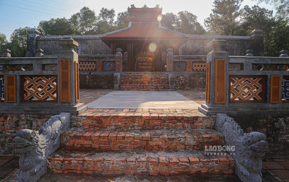 Ly giai ve dieu nay, lanh dao Trung tam Bao ton Di tich Co do Hue cho biet, cong trinh duoc xay dung nhung khong su dung ngan sach Nha nuoc hay quy bao ton di san ma mot nha hao tam tai tro kinh phi xay dung. Muc dich cua cong trinh nham ton vinh Hoang hau Tu Du, nguoi tung la “quoc mau”, dai dien cho phu nu Viet Nam.