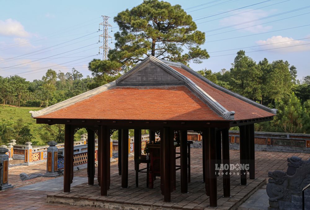 Theo tim hieu, vi tri xay dung ngoi nha ruong nay von la nen mong cua mot cong trinh tam, dang huynh oc. Theo tu lieu lich su, nha huynh oc thuong chi duoc dung tam thoi truoc Buu thanh cac lang vua, hoang hau vao nhung dip le de phuc vu viec huong khoi, te le va se thao do sau khi ket thuc nghi le.