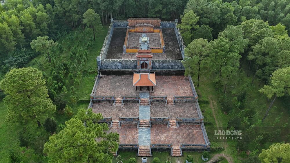 Tai khu vuc lang mo cua Nghi Thien Chuong Hoang hau Tu Du (thuoc quan the di tich lang vua Thieu Tri) xuat hien hang muc “nha ruong” duoc xay dung co dinh tren nen mong chan tang dat phia truoc buu thanh.