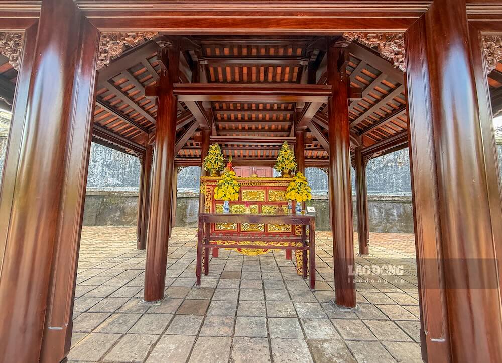 Can canh ben trong nha ruong xuat hien tai khu vuc lang mo cua Nghi Thien Chuong Hoang hau Tu Du gay xon xao du luan tai Hue.