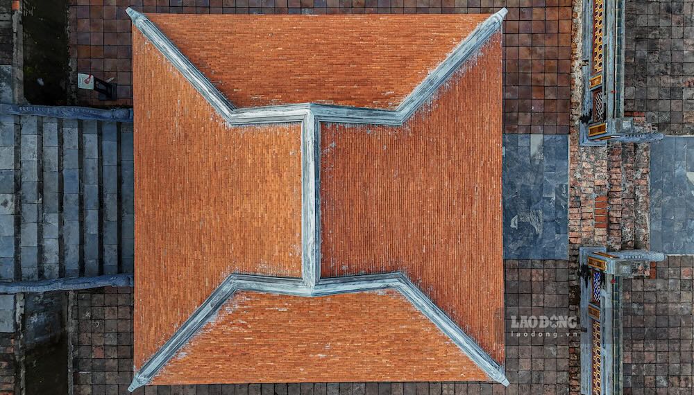 Theo ghi nhan cua phong vien, cong trinh co dien tich khoang 35m2, co dinh voi he thong 16 cot go, he mai go chac chan, lop ngoi liet.