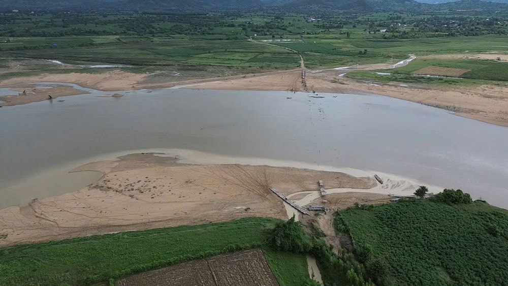 Cac dun cat lon tai cac mo cat doc song Ba. Anh: Thanh Tuan