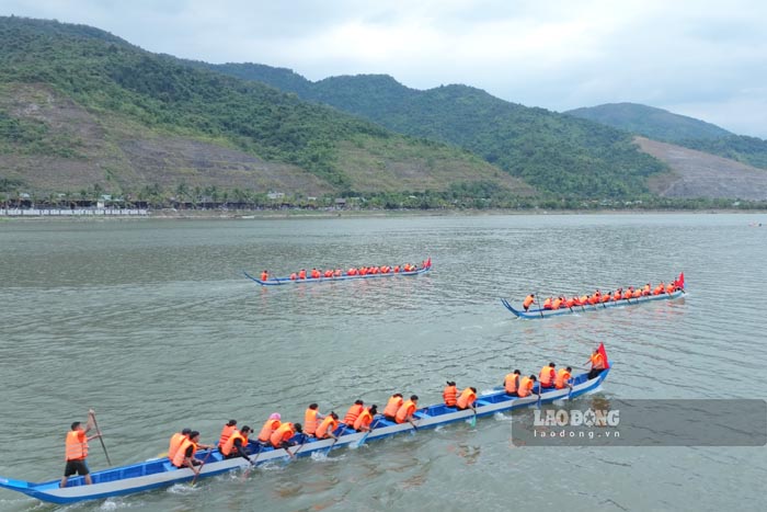 Cac doi thi dau dua thuyen duoi en tren dong Da giang. Anh: Quang Dat