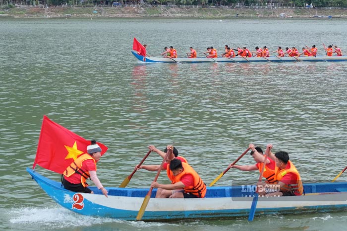 Athletes competing at the Swallowtail Boat Race Festival. Photo: Quang Dat