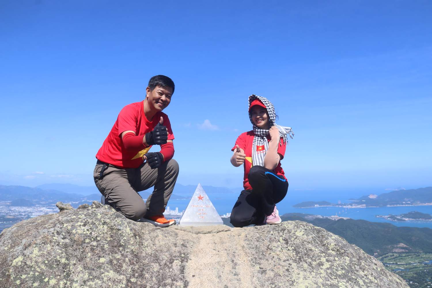 Conquering the roof of Nha Trang to enjoy the wonderful natural scenery from the top of the mountain is the way the group of friends chose to welcome the new year 2026. Photo: Phuong Linh