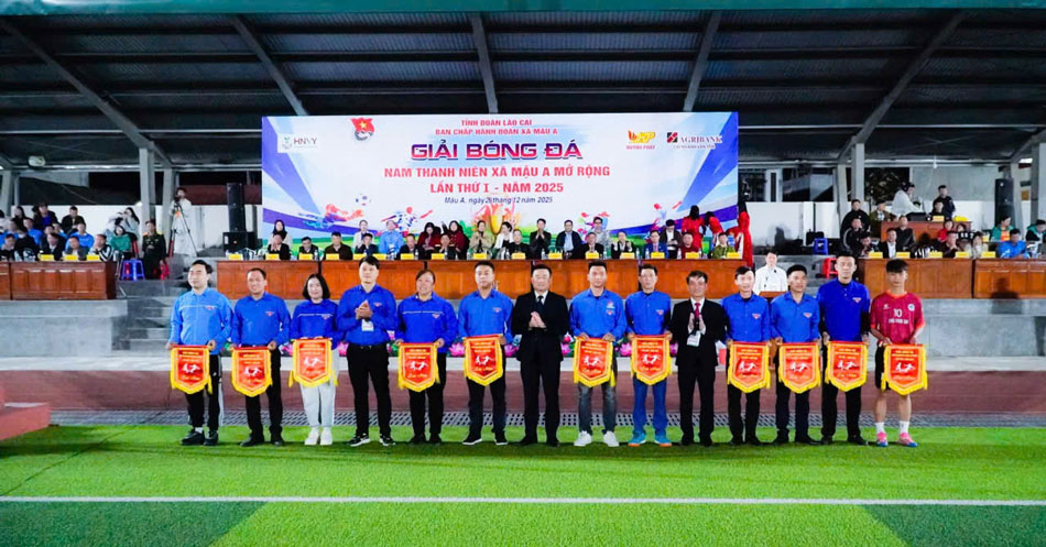 Ban To chuc trao co luu niem cho cac doi tham gia Giai bong da nam xa Mau A mo rong lan thu nhat. Anh: Ngo Hoa