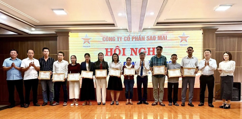At the 2026 Workers' Conference, many collectives and individuals were commended and rewarded. Photo: Ha Tinh Trade Union