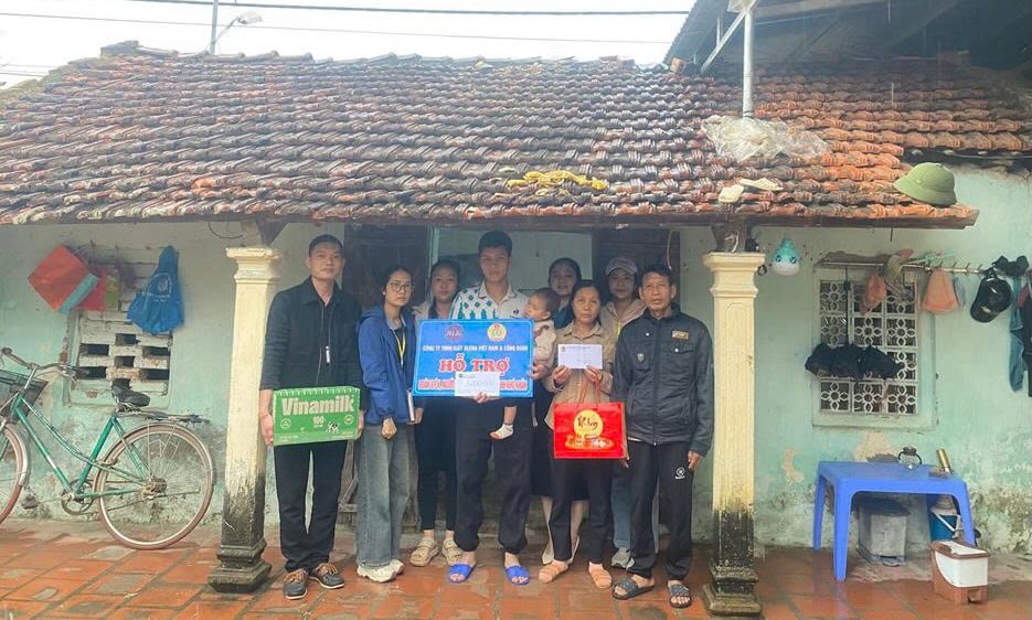 Gifts reaching workers in difficult circumstances. Photo: Thanh Hoa Trade Union