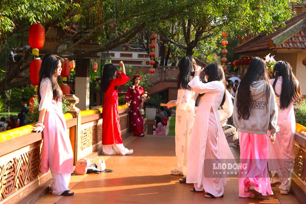 Young people take photos of early Tet ao dai in Da Nang. Photo: Thanh Huyen