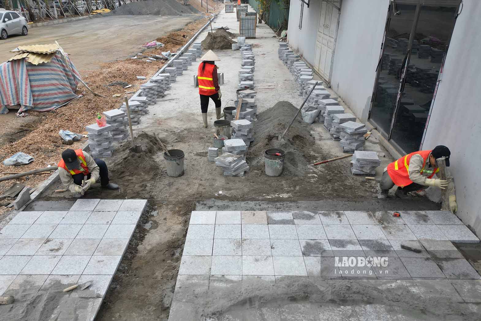 Du an xay dung duong Vanh dai 2,5 doan tu Dam Hong den Quoc lo 1A co chieu dai 1,6km, mat cat ngang rong 40m, tong muc dau tu gan 1.320 ti dong. Cong trinh duoc khoi cong tu nam 2014 va theo ke hoach ban dau se hoan thanh sau 3 nam. Tuy nhien, den nam 2020, du an moi dat khoang 40% khoi luong, roi vao tinh trang cham tre keo dai do nhieu vuong mac.