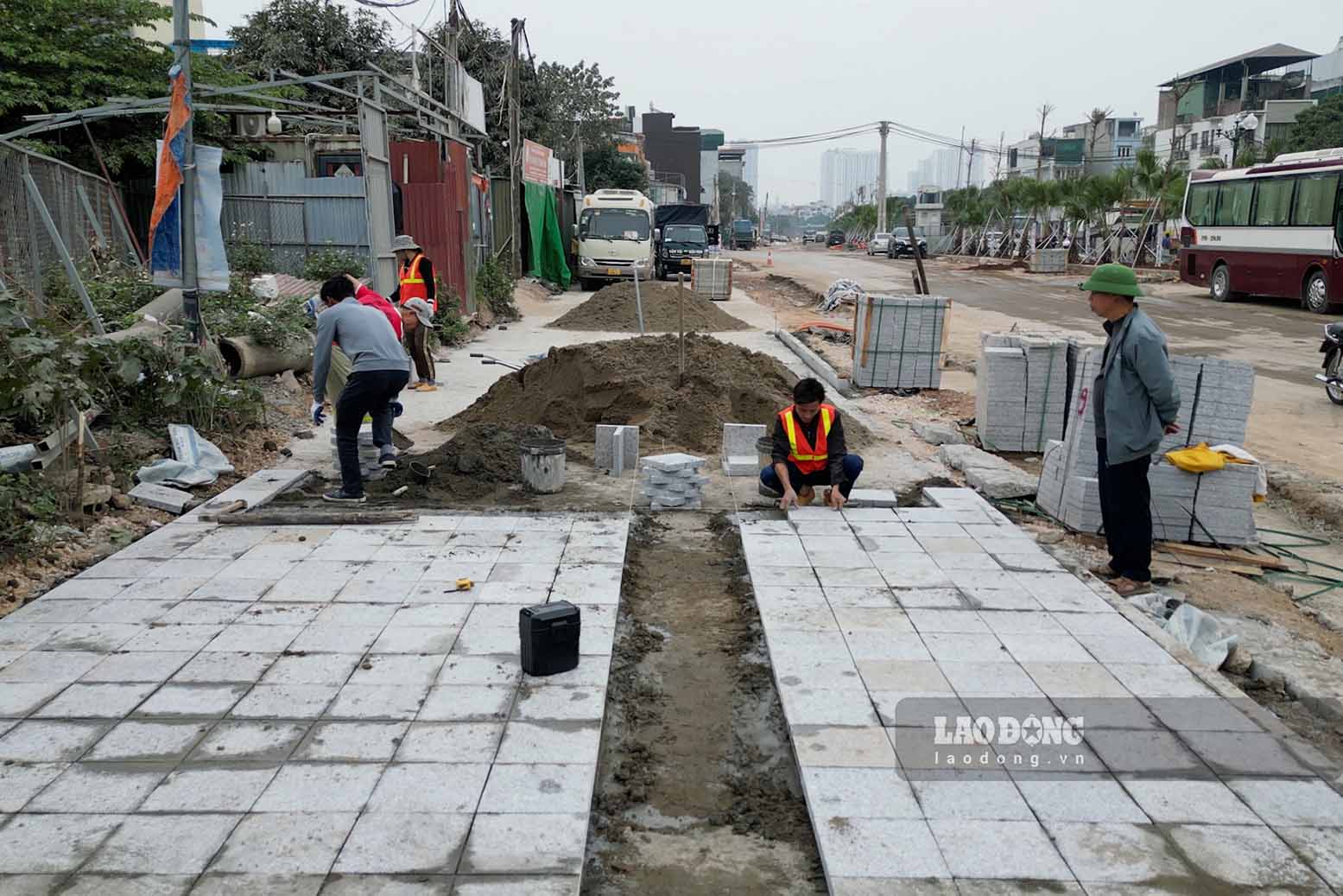 Theo ghi nhan, cac mui thi cong dang duoc trien khai dong loat. Nha thau huy dong toi da nhan luc, thiet bi nham day nhanh tien do. Day duoc xem la thoi diem nuoc rut cua du an sau thoi gian dai cham tre.