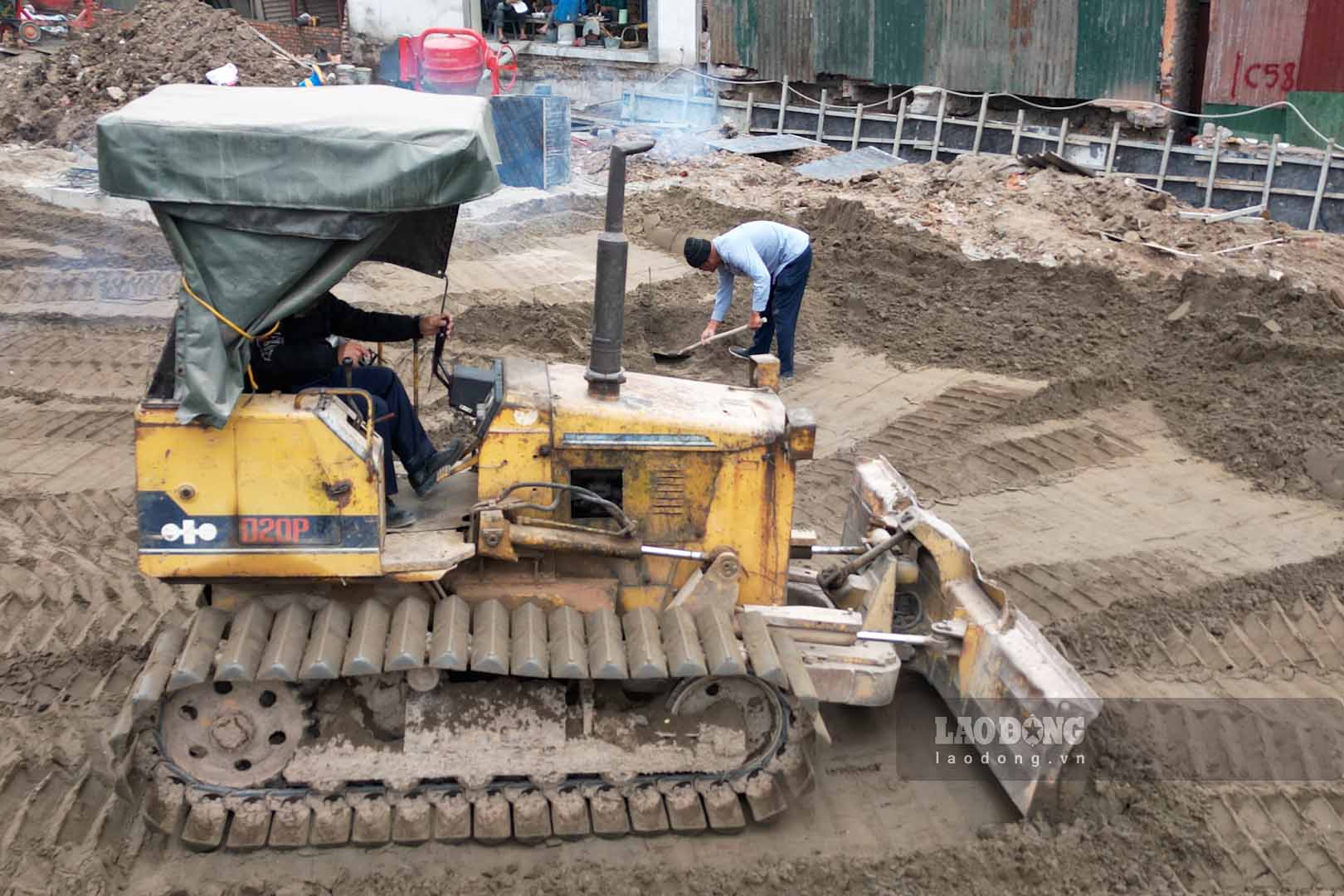 Tren cong truong, tieng may moc, cong nhan lam viec lien tuc, tao nen khung canh thi cong khan truong, trai nguoc han voi hinh anh ngon ngang, dang do tung khien nguoi dan hai ben tuyen duong am anh suot nhieu nam do du an cham tien do.