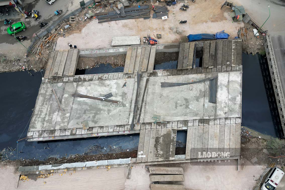 Hien nay, hang muc con khoi luong dang do lon nhat la cau L3 bac qua song Lu. Nha dau tu dang tap trung moi nguon luc de phan dau thong xe cau nay trong quy I/2026. Ky su Pham Manh Hung, can bo ky thuat Cong ty TNHH Xay dung cong trinh Hoang Ha cho biet, toan bo cac hang muc quan trong cua cau L3 da co ban hoan tat. Cong tac duc dam dat 100%, he thong mo, tru da thi cong xong. Cac don vi hien tap trung chuan bi cho giai doan tiep theo de huong toi khau quyet dinh tien do thong xe.