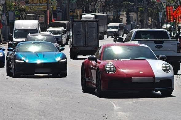 A fleet of supercars including many Ferrari models and high-performance sports cars appeared in Lam Dong during the spring travel journey at the beginning of 2026. Photo: Bui Tan Dung