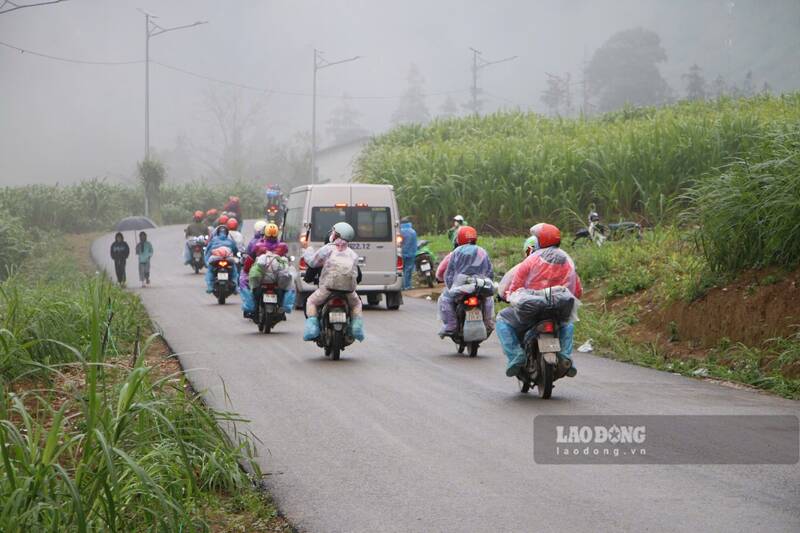 Drivers making a living by transporting tourists. Photo: Viet Bac
