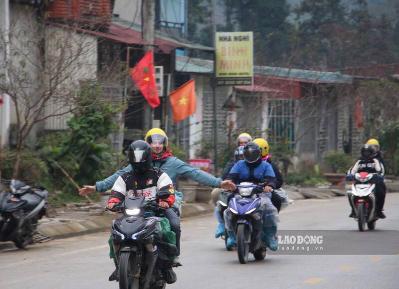 Tai xe cho khach len vung cao Tuyen Quang. Anh: Viet Bac