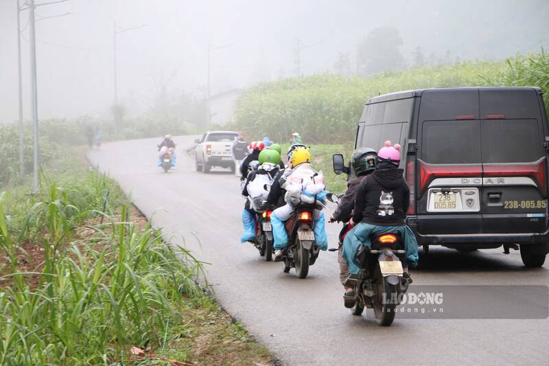 Tung doan cho khach noi nhau len du lich vung cao. Anh: Viet Bac