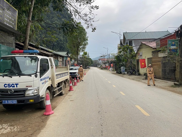 Traffic police advise people to comply with traffic laws to avoid fines. Photo: Cao Bang Police