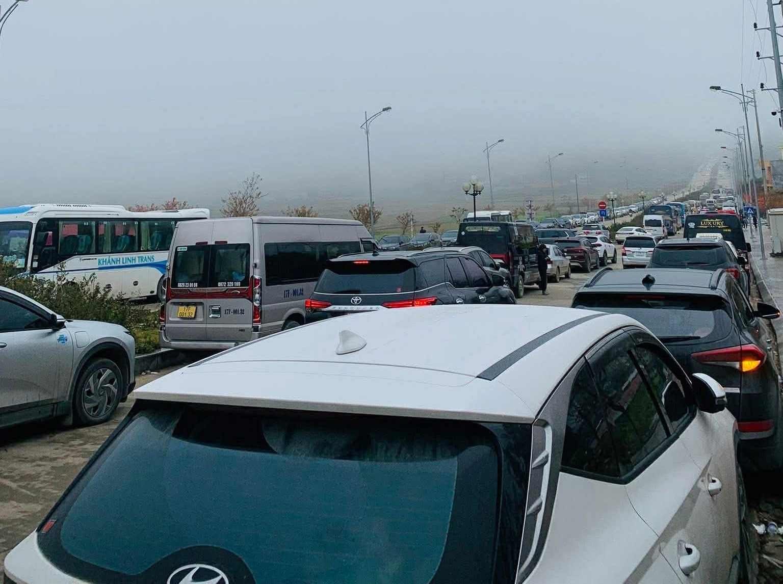 Khách ùn ùn đổ về Hà Giang, Mộc Châu tắc đường ngày Tết. 