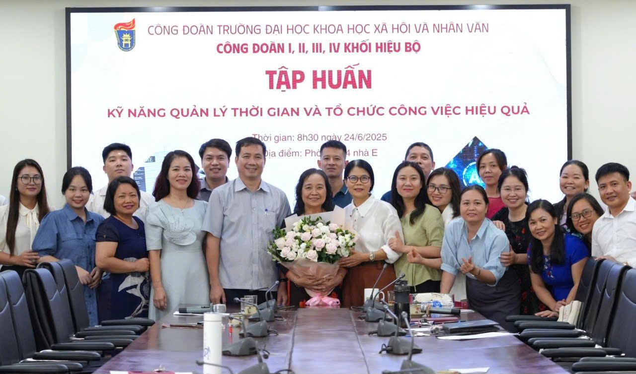 Directive of the Vietnam Education Union, affiliated units have organized many activities to arouse initiatives and creativity among union members and workers. Photo: Thu Hang