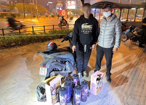 Phát hiện người đàn ông vận chuyển 6 bình khí cười ở Hà Nội. Ảnh: CAHN