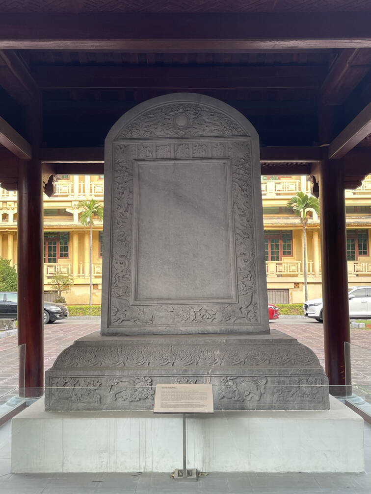 Bia dien Nam Giao co kich thuoc lon, gom hai phan: bia va de bia. Phan bia co tran bia hinh ban nguyet, cham noi doi rong chau mat troi. Than bia hinh chu nhat, phia tren duoc cham noi 5 chu Han Nam Giao dien bi ki hai diem ben cham noi hinh rong, phuong va diem chan cham noi hinh ky lan. De bia hinh khoi chu nhat, 4 mat cham noi hinh ky lan, su tu va hoa la. Anh: Quynh Mai