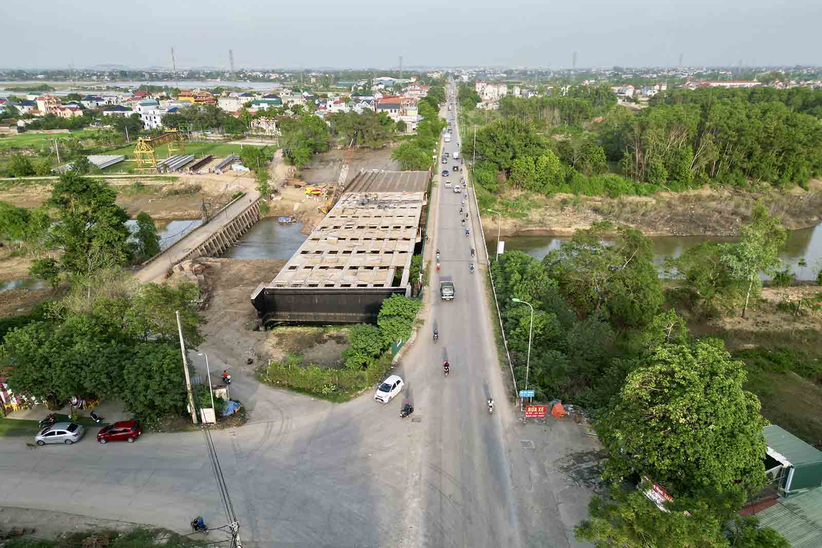 Tan Truong bridge on National Highway 6 section passing through Hanoi is under construction. Photo: Song Huu