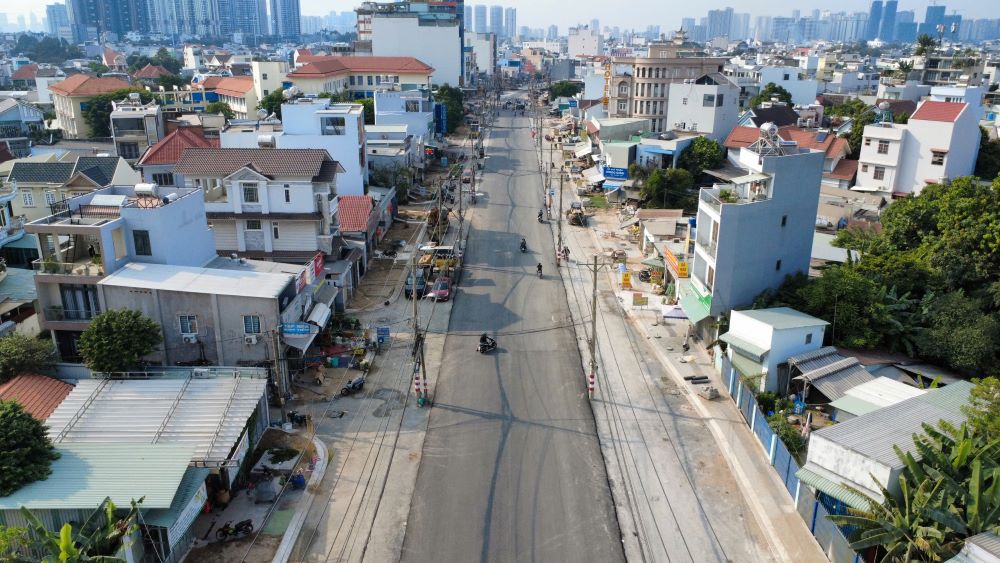 Theo thiet ke, mat duong rong 21 m bo tri 6 lan xe, via he moi ben rong 4,5 m. Anh: Anh Tu