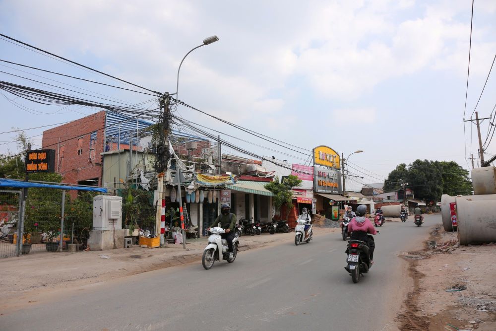 Nhieu ho cho biet ho thuong xuyen phai lau don nha cua do bui, mong muon don vi thi cong tang cuong tuoi nuoc mat duong, che phu vat lieu va thu don dat da kip thoi de han che o nhiem. Anh: Anh Tu