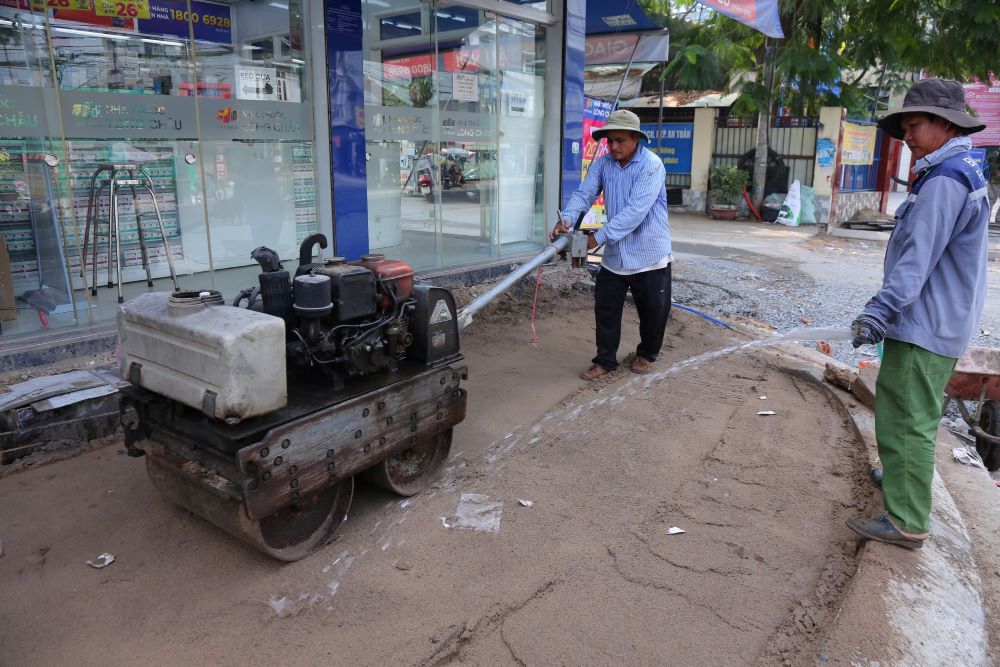 Ghi nhan hien trang du an, du nghi nhung cong nhan van tich cuc lam viec cho kip tien do. Anh: Anh Tu