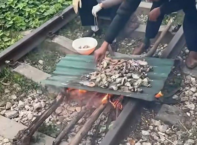 Xác minh, xử lý 2 người ở Quảng Ninh nấu ăn trên đường sắt