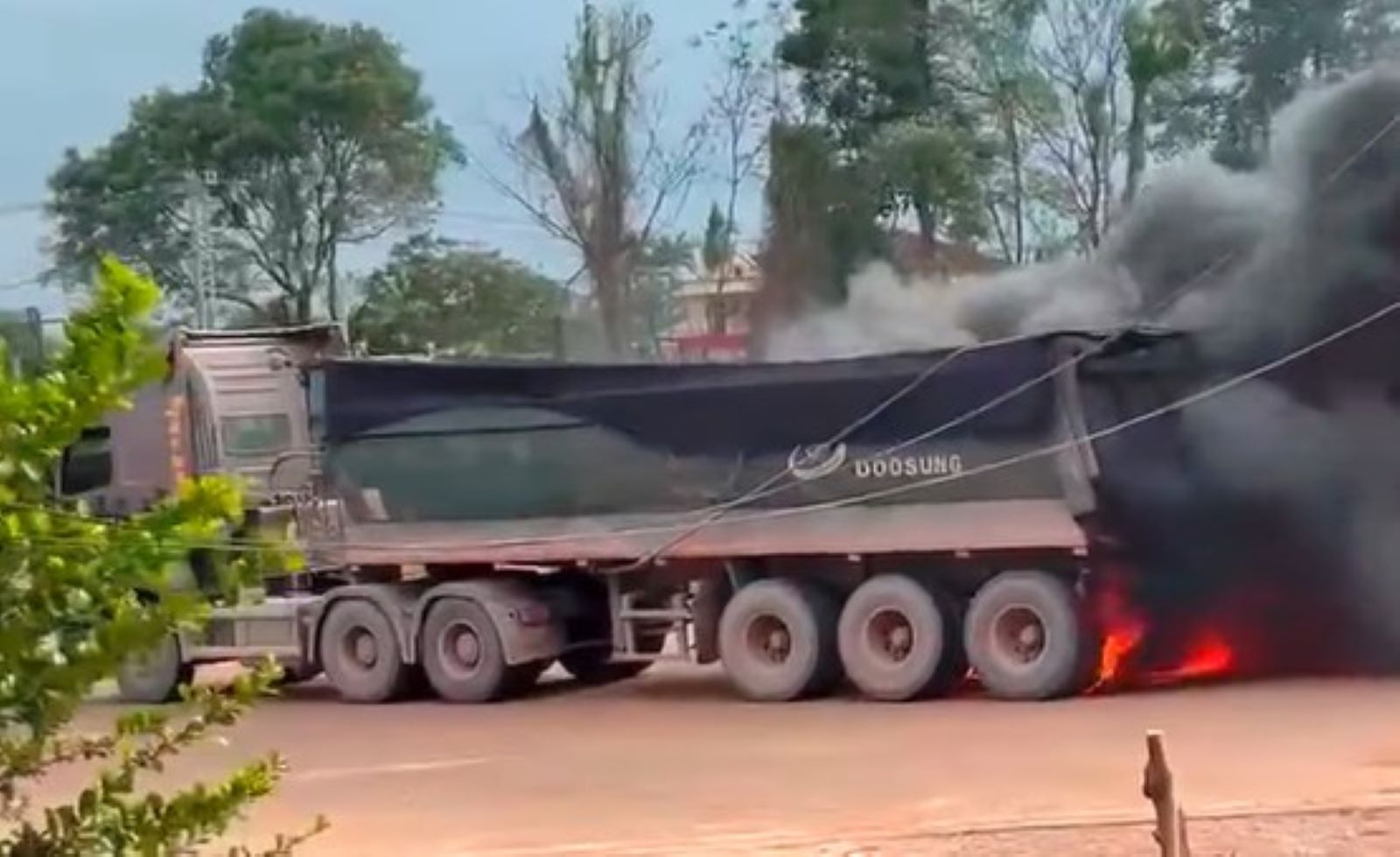 The tractor-trailer with the burning tires stopped about 50m away from the gas station to find a way to put out the fire. Photo: H.Nguyen