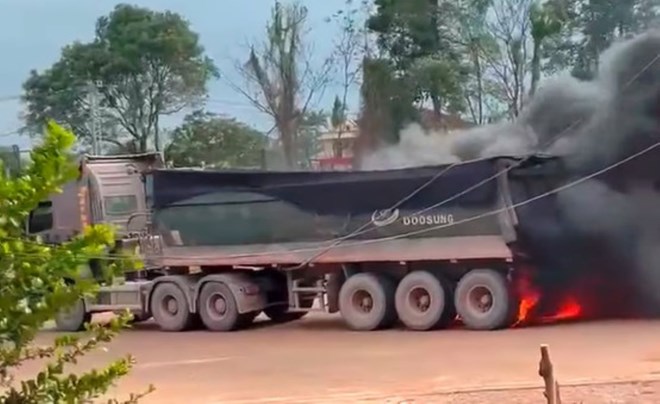 Xe đầu kéo cháy trục sau, chạy đến gần cây xăng để dập lửa