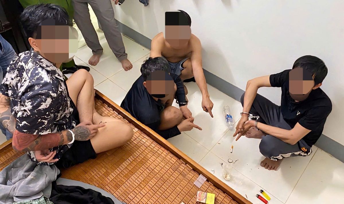 Nhóm đối tượng sử dụng ma túy bị bắt quả tang. Ảnh: Công an phường Nam Đông Hà