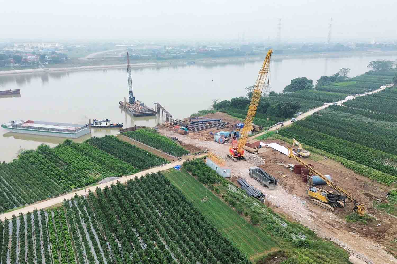 하노이 수도권 4번 순환 도로 프로젝트에 속한 메소 다리는 시공을 위해 100% 깨끗한 부지가 확보되었습니다. 사진: 송흐우