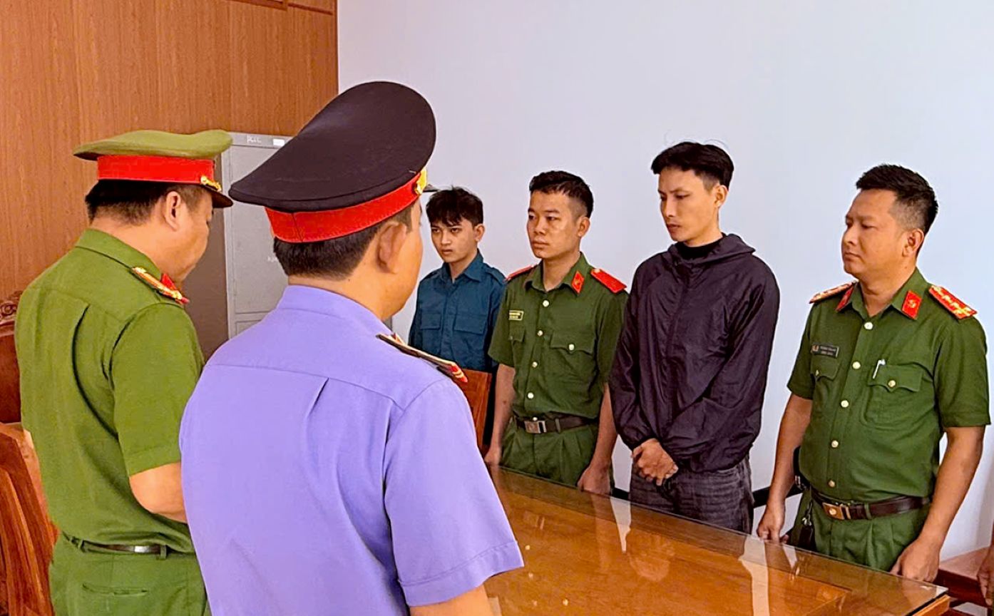 Cơ quan Công an công bố ra quyết định khởi tố vụ án, khởi tố bị can và lệnh bắt tạm giam Trần Hửu Nghĩa (thứ 2 từ phải ảnh) về hành vi “Lừa đảo chiếm đoạt tài sản“. Ảnh: Vũ Tiến