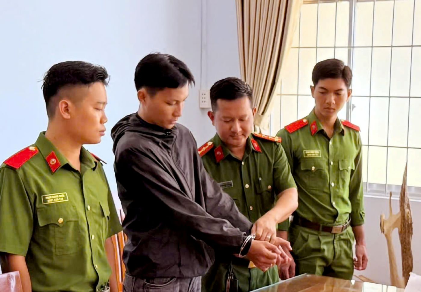 Cơ quan Công an thi hành lệnh bắt tạm giam đối với bị can Trần Hửu Nghĩa. Ảnh: Vũ Tiến
