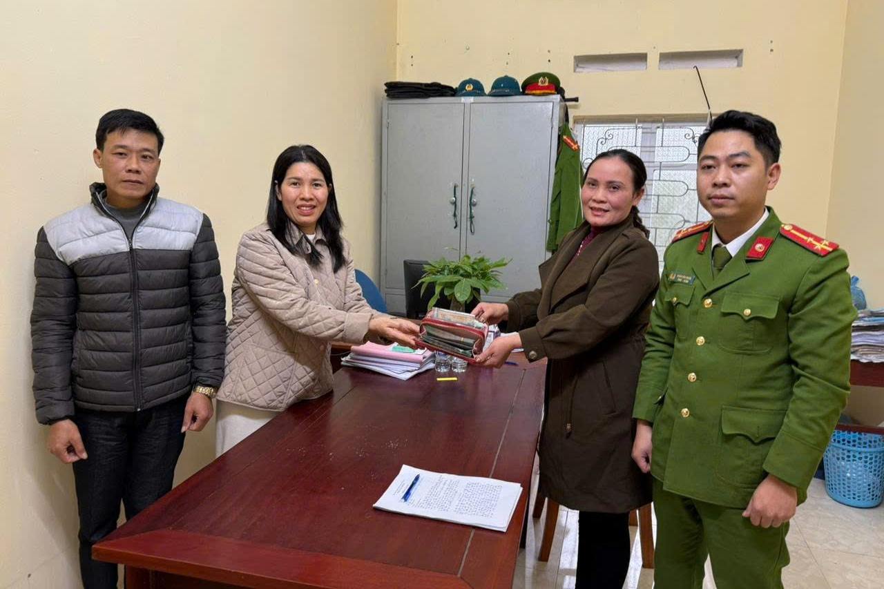 Ms. Bac (gray shirt) picked up a large amount of money and handed it over to the Commune Police to return it to the loser. Photo: NVCC.