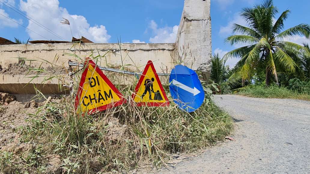 Dự án đường Ninh Quới - Ngan Dừa, tỉnh Cà Mau dự kiến hoàn thành năm 2023 nhưng đến nay vẫn chưa xong. Ảnh: Nhật Hồ