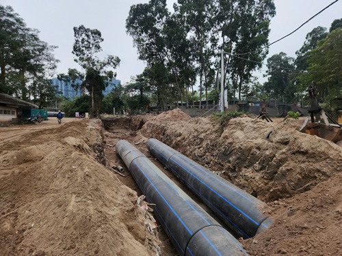 Hiện đã lắp đặt được khoảng gần 100m cống. Ảnh: Minh Hạnh