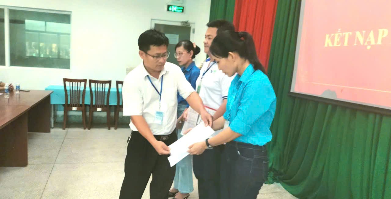 Cong nhan tieu bieu duoc Cong doan boi duong, gioi thieu dung vao hang ngu Dang. Anh: Hoang Loc