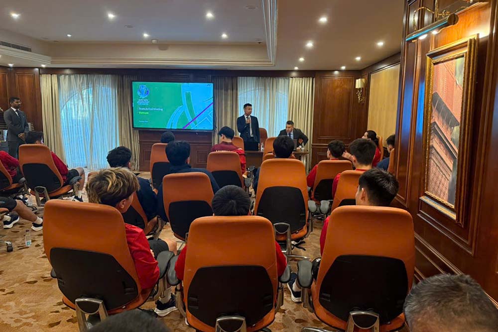 U23 Vietnam working with AFC representatives. Photo: VFF