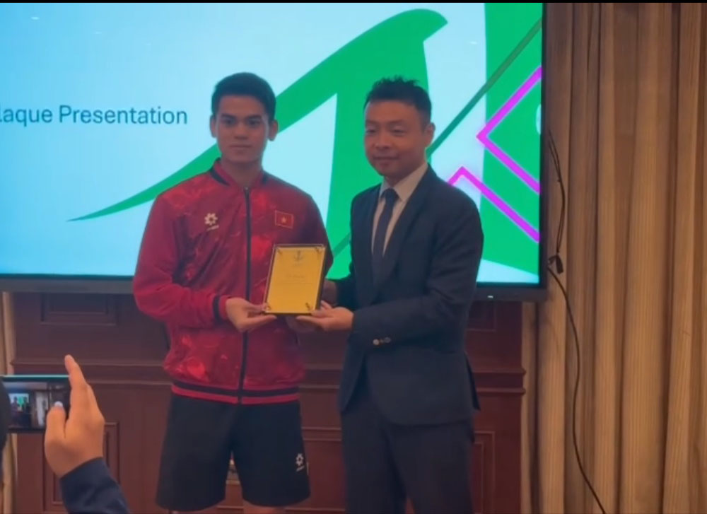 Doi truong Khuat Van Khang dai dien U23 Viet Nam nhan ki niem chuong tu AFC. Anh: VFF