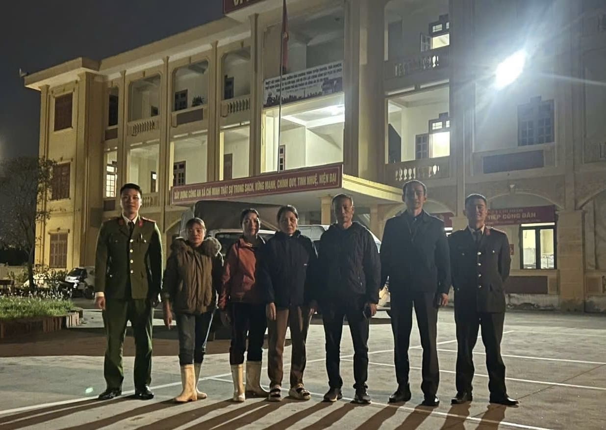Hai Phong people spread humane actions on the riverbank. Photo: Chi Minh Commune